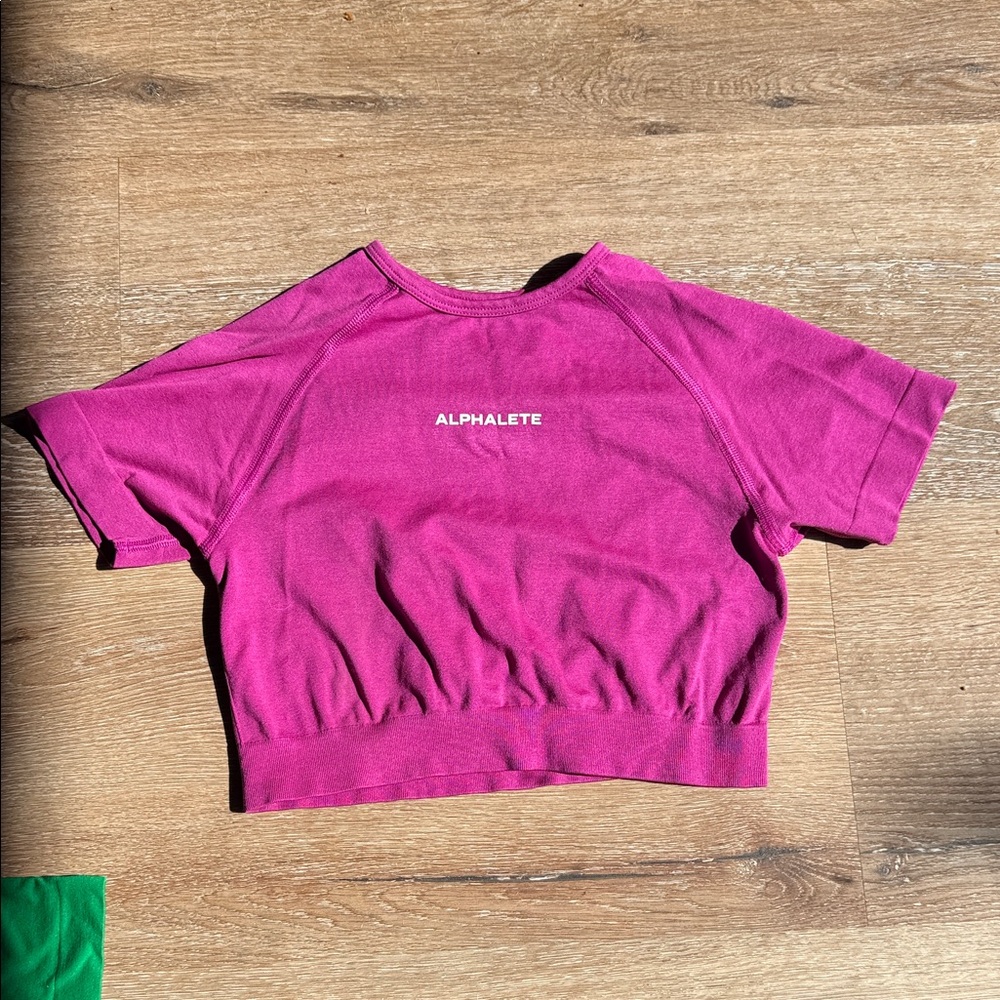 Alphalete Cropped Performance Tee in Fuchsia